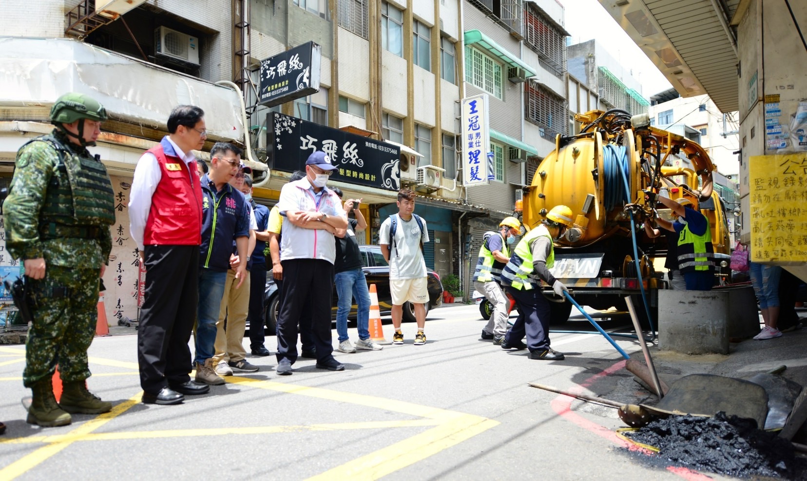 凱米颱風當前 桃環保局動員加強道路側溝清淤7.jpg